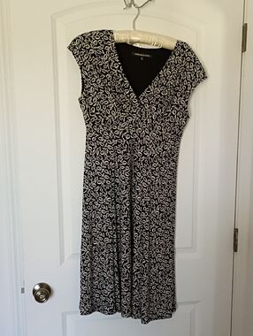 Black & White Leaf Print V-Neck Dress